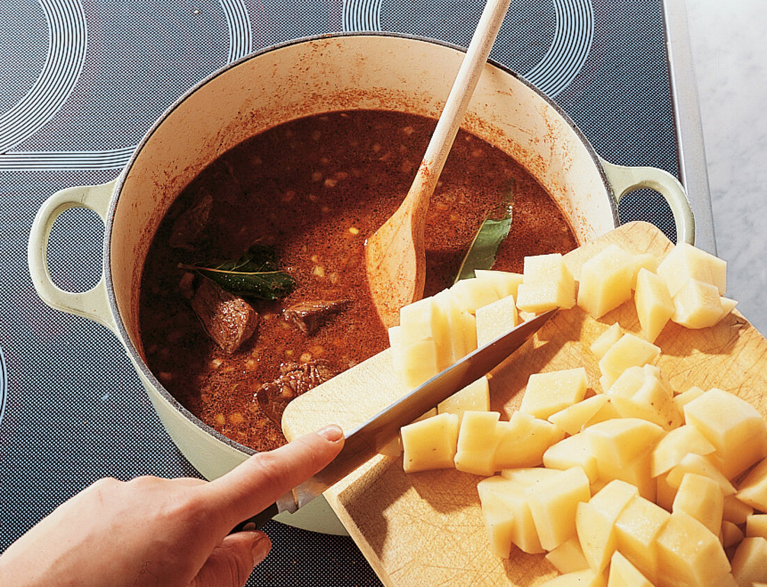 Kartoffeln zum Gulasch geben. Nr. 4 