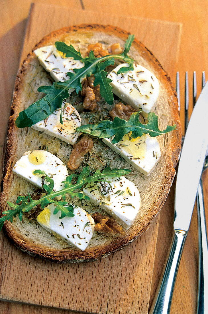 Brot belegt mit Ziegenkäse und Rauke salat, ohne Rezept