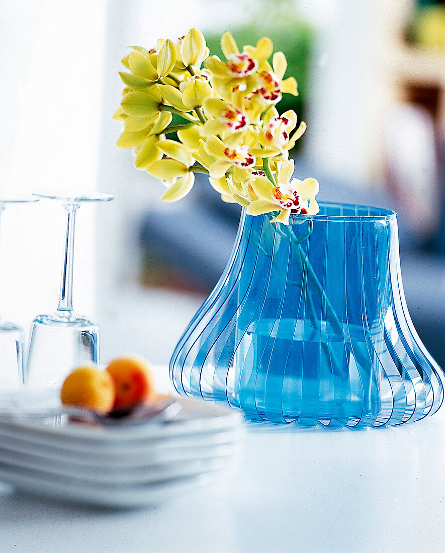 Vase aus transparentem Kunststoff mit kunstvollem Bogen-Dekor, blau
