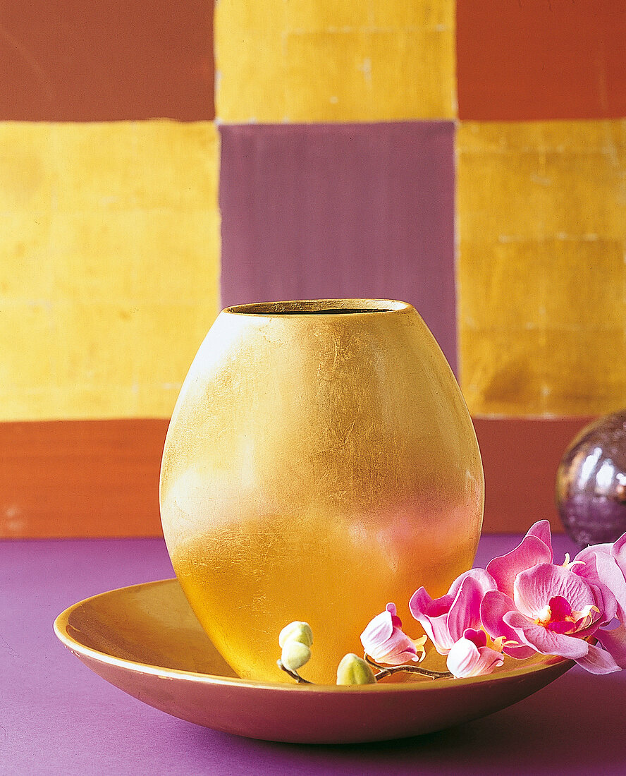 Vase und Schale aus Keramik, in Blattgold-Optik