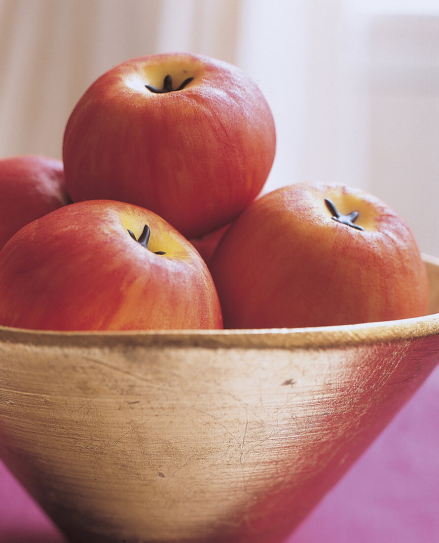 Schale, gefüllt mit Äpfeln aus Marzipan