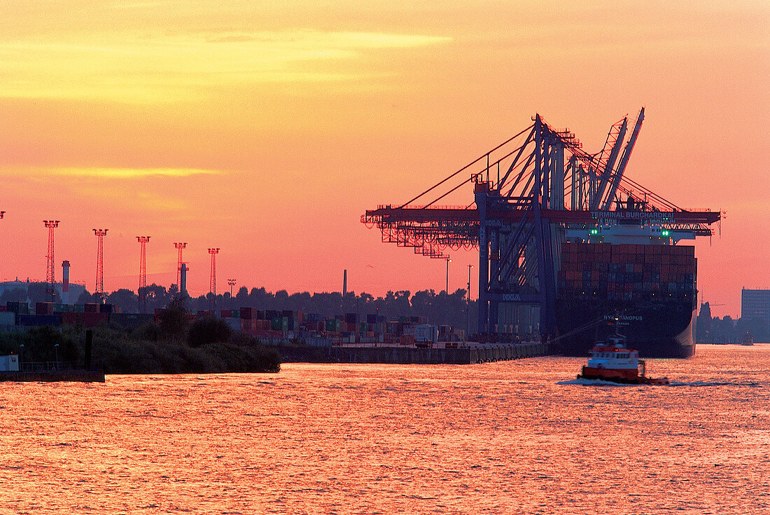 Hamburger Hafen mit Containerschiff bei Sonnenuntergang, Abenddämmerung