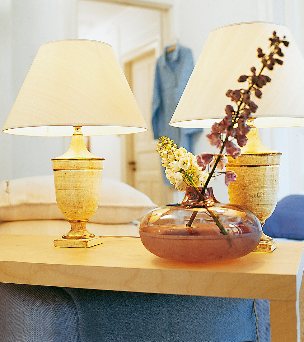 zwei Tischleuchten mit KeramikFuß in zartem Gold-Elfenbein-Ton