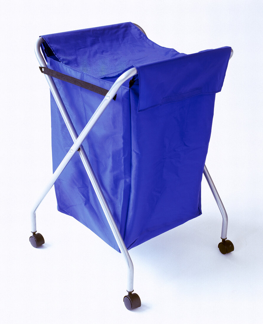 Wäschebehälter auf Rollen mit blauem Nylon-Beutel
