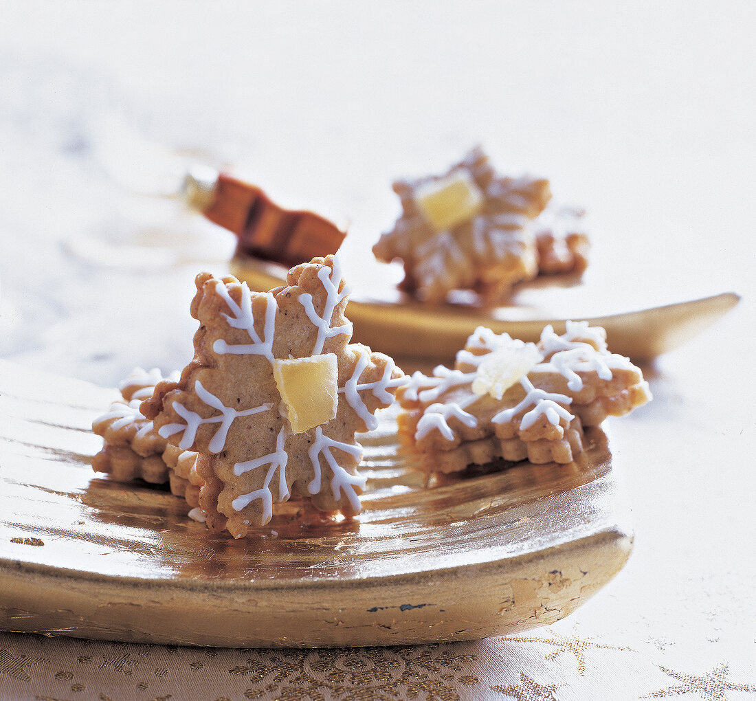 Ananas-Sterne, kandierte Fruchtstück chen, Plätzchen, Mandelteig