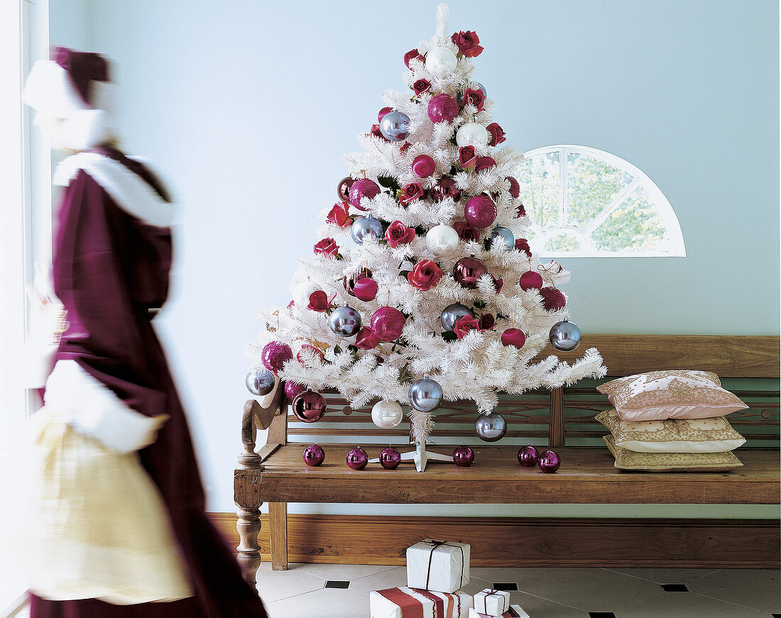 Weihnachtsmann geht durch ein Zimmer , unscharf, Weihnachtsbaum