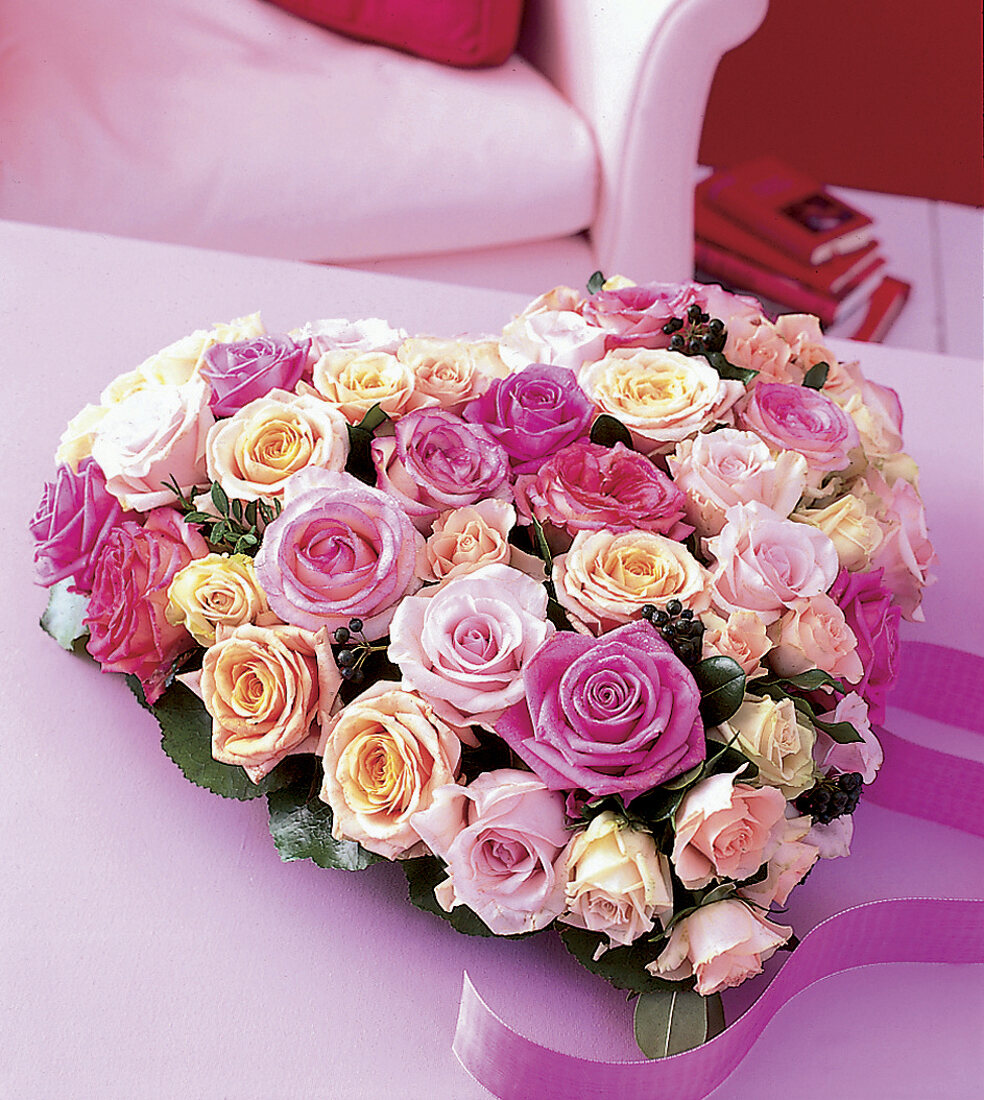 Rosen zu einem Herz zusammen gesteckt, … – Bild kaufen – 10082839 ❘  Gartenbildagentur Friedrich Strauss