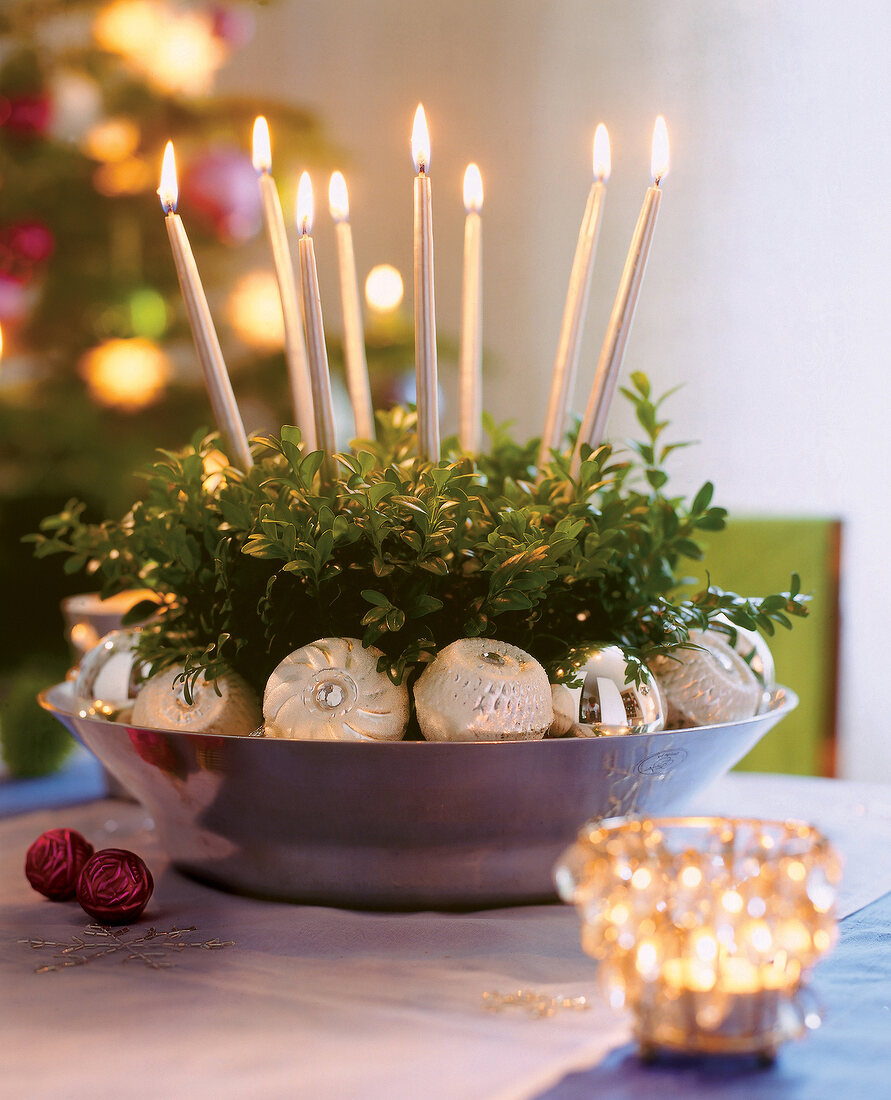 Schale mit Buchsbäumchen, Chrictbaumkugeln und Kerzen, weihnachtlich