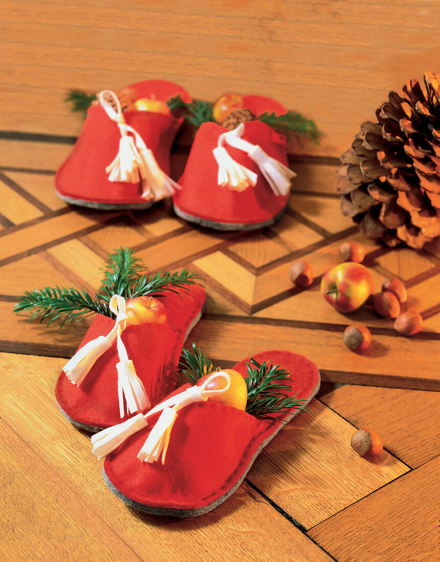 Filzpantoffeln in rot, weihnachtlich geschmückt, Nikolaus, Äpfel