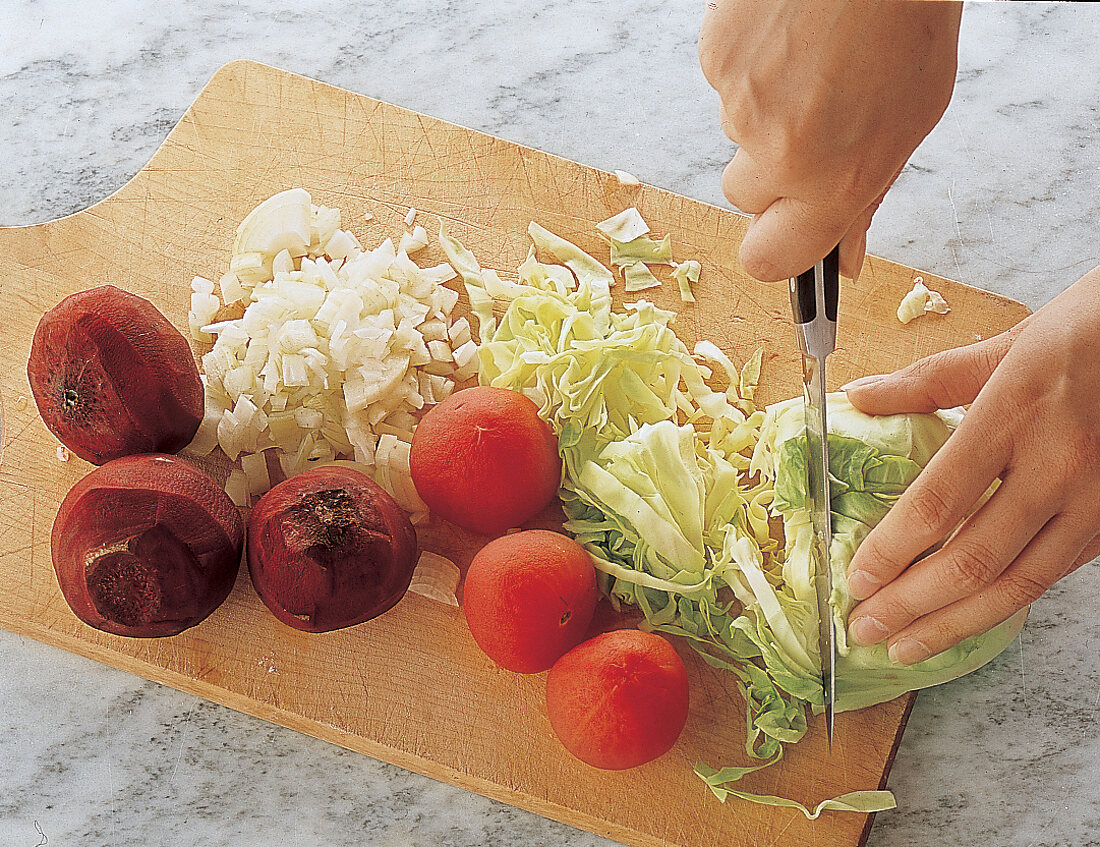 Für den Borschtsch Gemüse mit dem Messer zerkleinern. Nr. 2