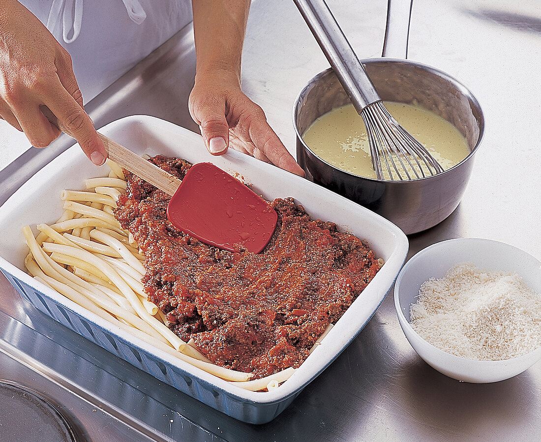 Für den Pastitsio Hackfleisch auf Nudeln in der Form verteilen.. Nr. 5