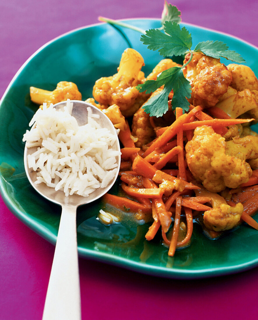 Blumenkohl-Curry mit Möhren und Reis 