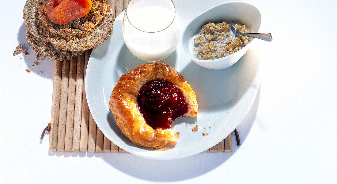 Skandinavien Fruehstueck, Hoernchen, Joghurt, Knaeckebrot