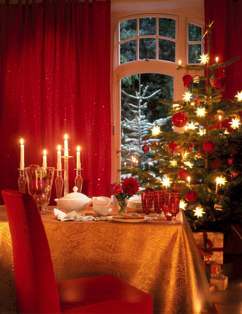 festlich, in Rot und Gold gedeckte Weihnachtstafel