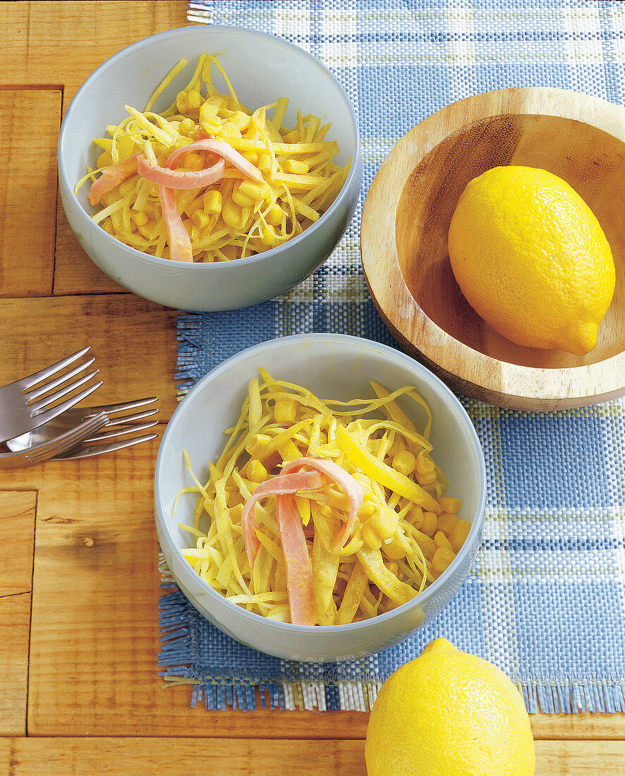 2 Schüsseln mit Salat von Weißkohl, Paprika, Mais und Schinken