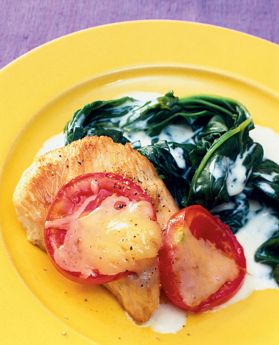 Putenschnitzel mit Spinat und Tomate 