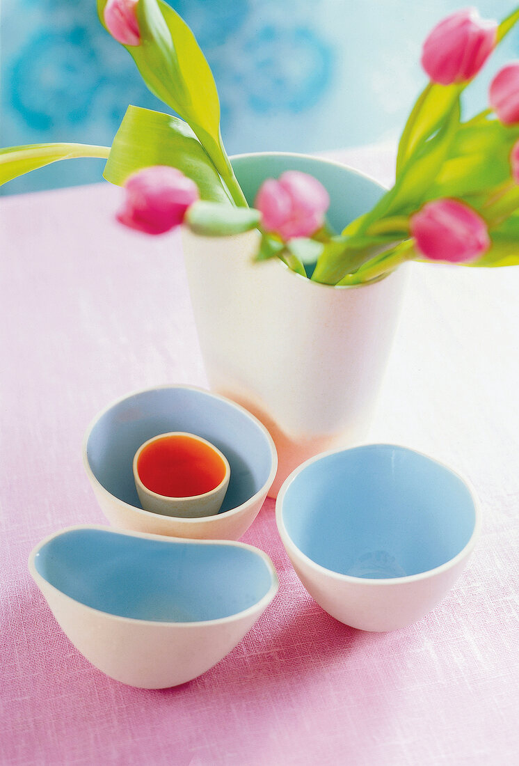 Keramikserie in organischen Formen, innen farbig glasiert