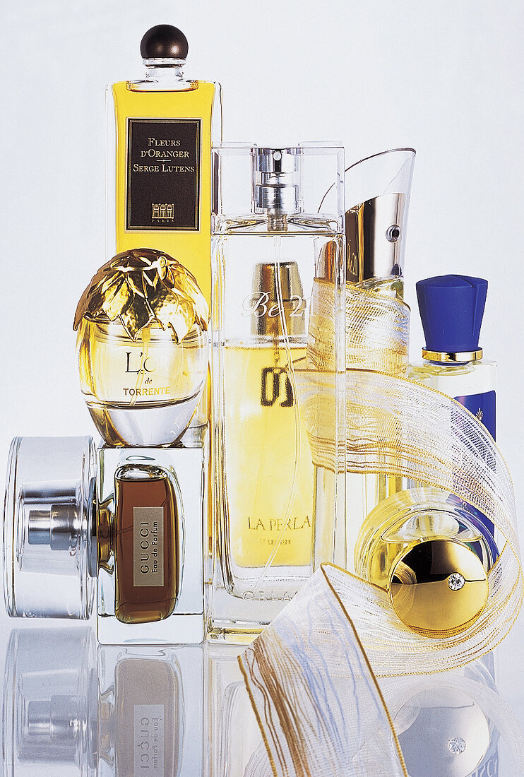 verschiedene Parfums, Parfumflakons Stillleben mit Damenparfums, Studio