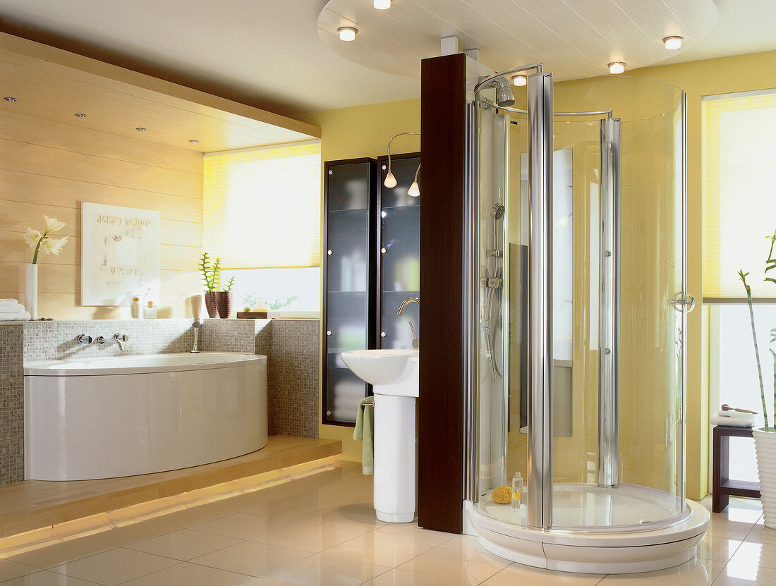Helles Badezimmer, weiße Badewanne, runde Dusche mit Glasschutz