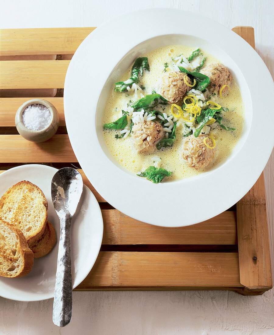 Zitronensuppe mit Blattspinat und Reis-Hackbällchen, griechisch