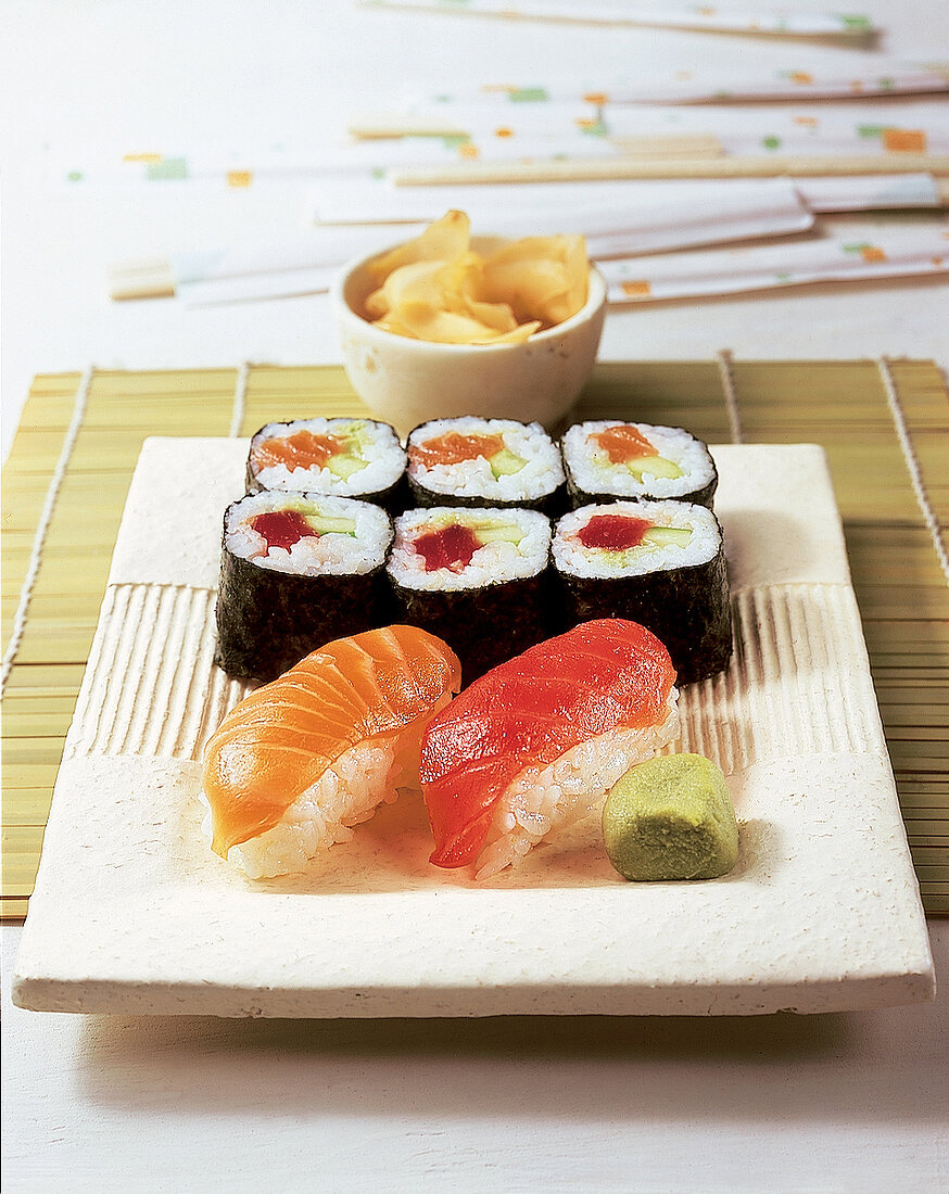 Sushi, Maki-Sushi, Nigiri-Sushi mit Lachs, Thunfisch + Gurke, Wasabi