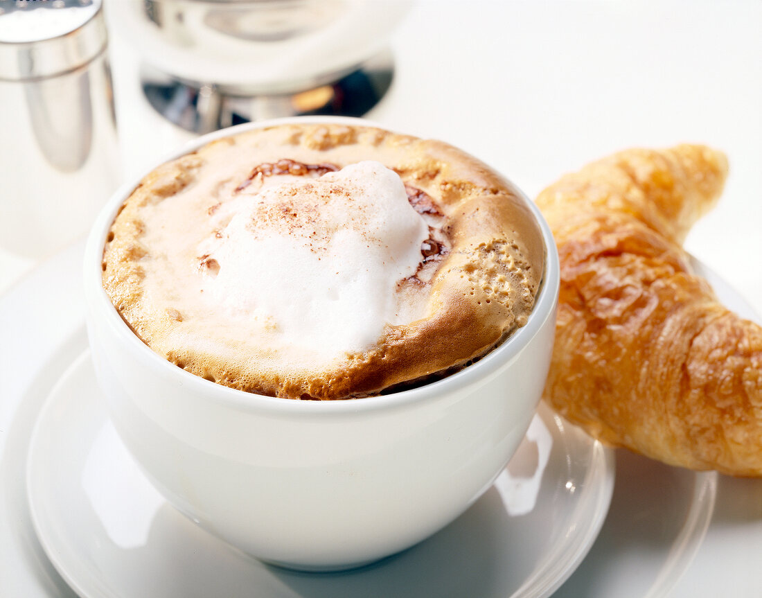 Milchkaffee in einer weißen Schale, close-up