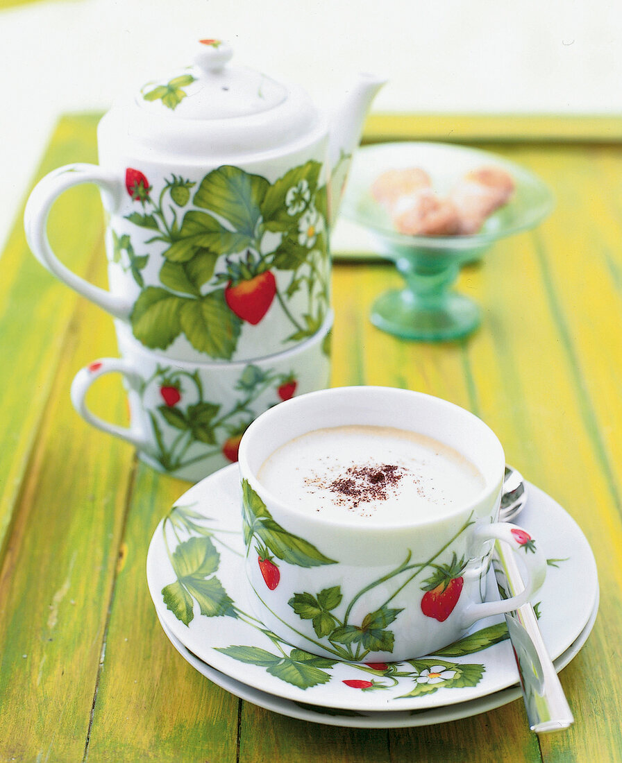 Kaffee in einer weißen Tasse mit Erdbeerendruck