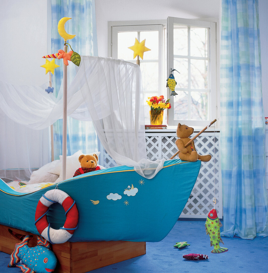 Kinderbett in Form eines Segelbootes mit einem Himmel aus Seidenstoff