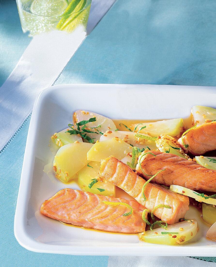 Lachsfilet auf Kohlrabi, gesunde Ernährung