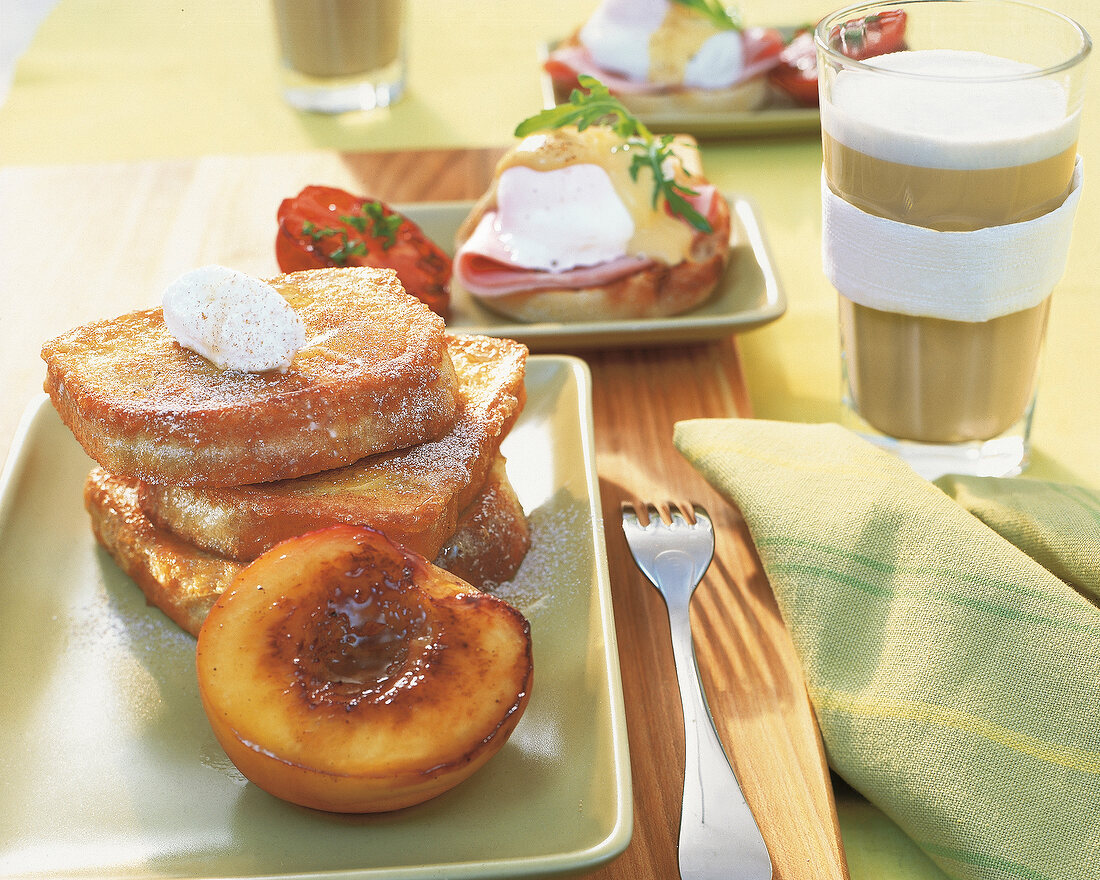 Gebackener Toast mit Pfirsich 