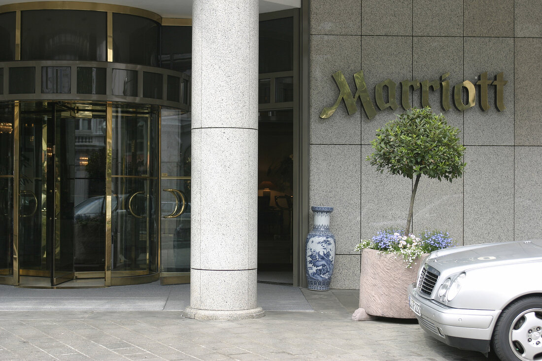 Marriott-Hotel-Hamburg Eingang mit Restaurant