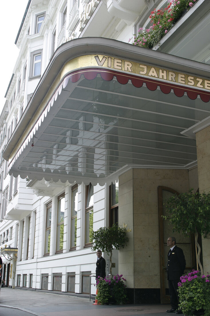 Fairmont Vier Jahreszeiten-Hotel-Hamburg Gebaeudefassade Gebäudefassade