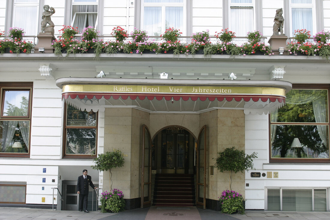 Raffles Vier Jahreszeiten-Hotel-Hamburg Gebaeudefassade Gebäudefassade