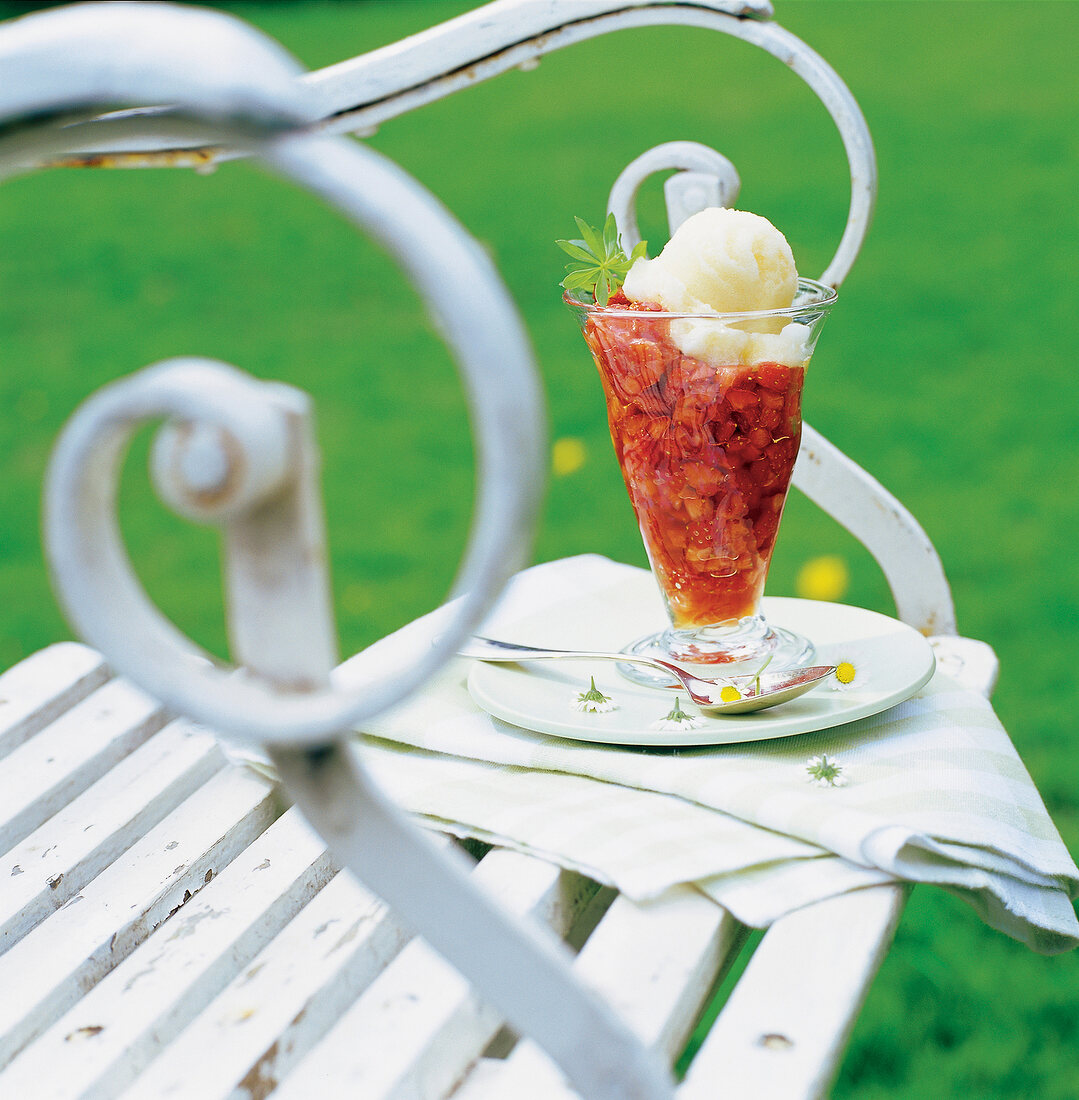 Waldmeister-Sorbet mit Erdbeeren, Dessert