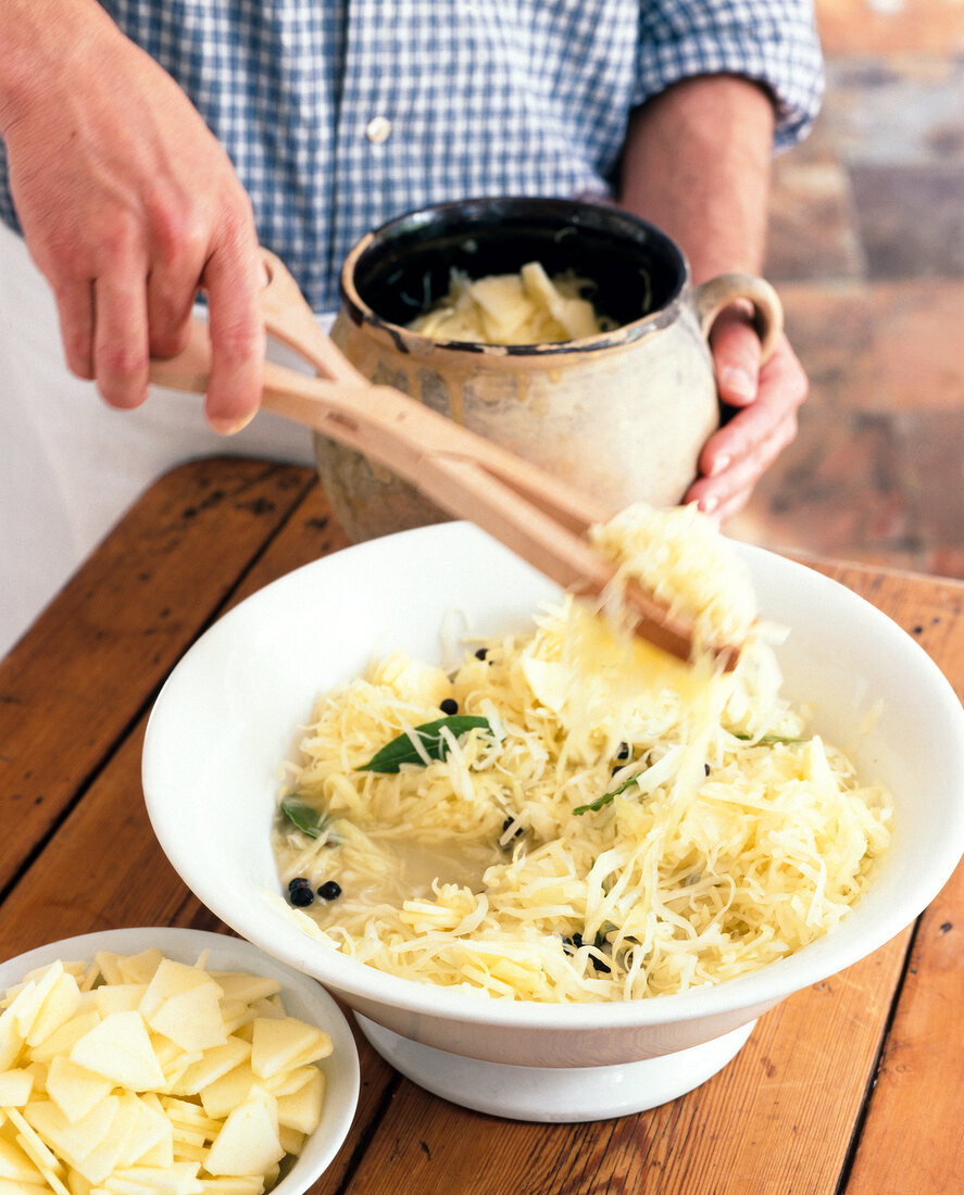 Preparation of sauerkraut by filling fermentation pot with white cabbage