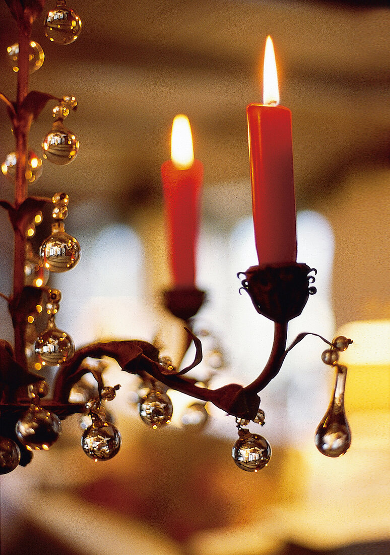 Brennende Kerzen am Kronleuchter, close up