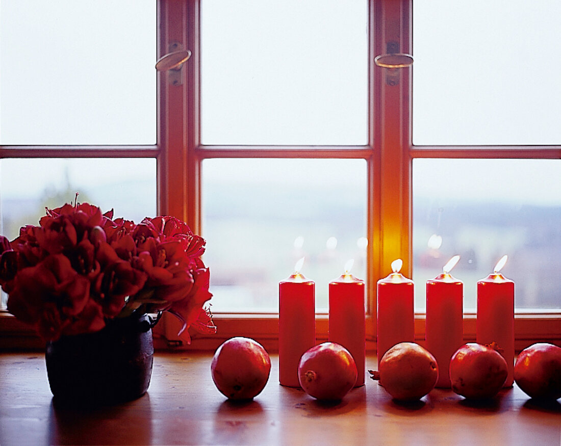 Dekoration vor Fenster, Kerzen, Äpfel, Strauß, weihnachtlich