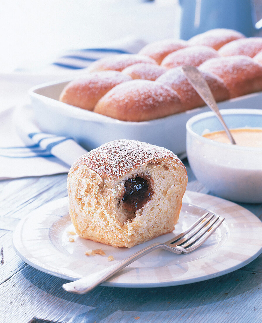 Buchteln,Hefeteiggebäck mit Pflaumen mus