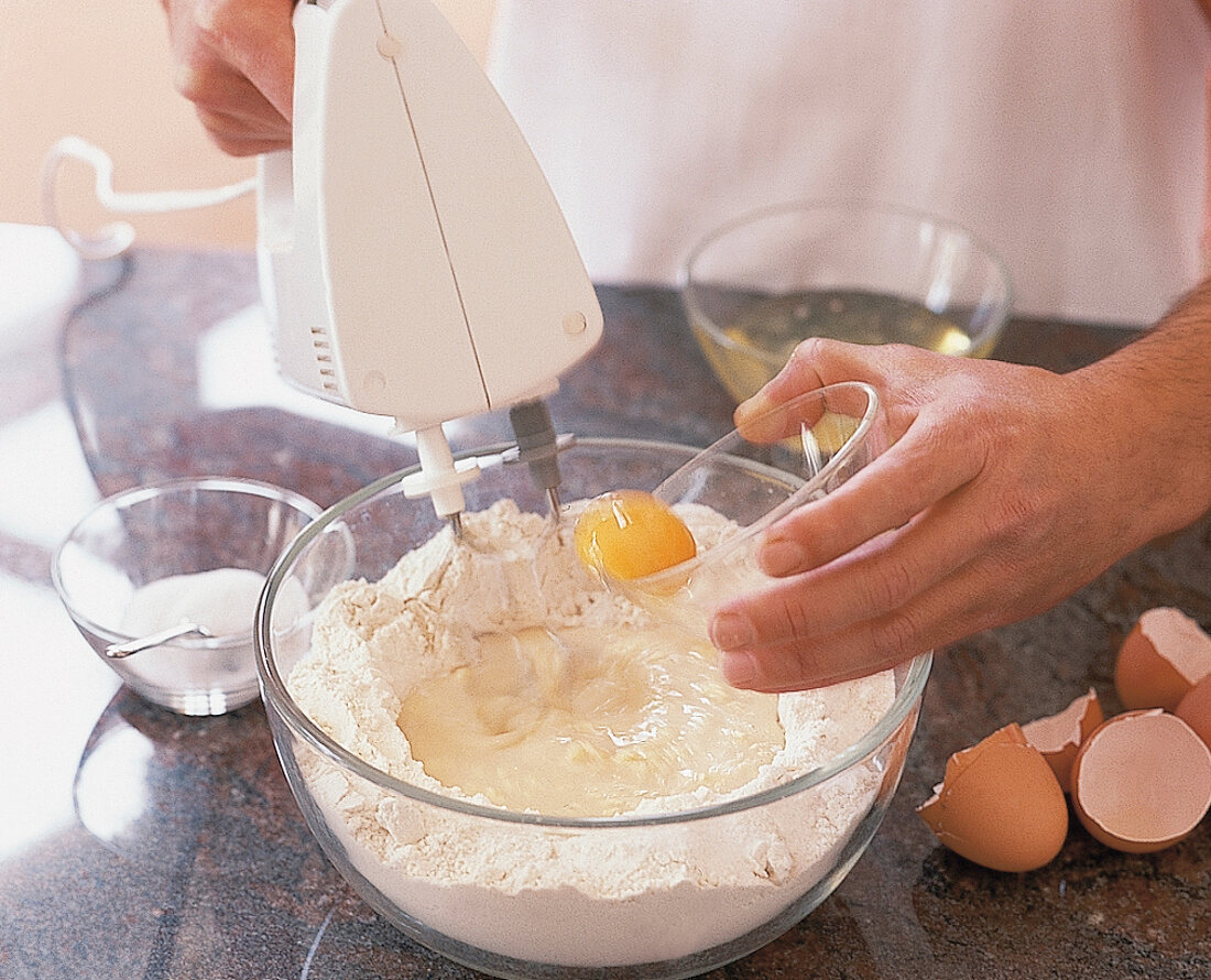 Verkneten des zubereiteten Vorteigs mit einem Mixer