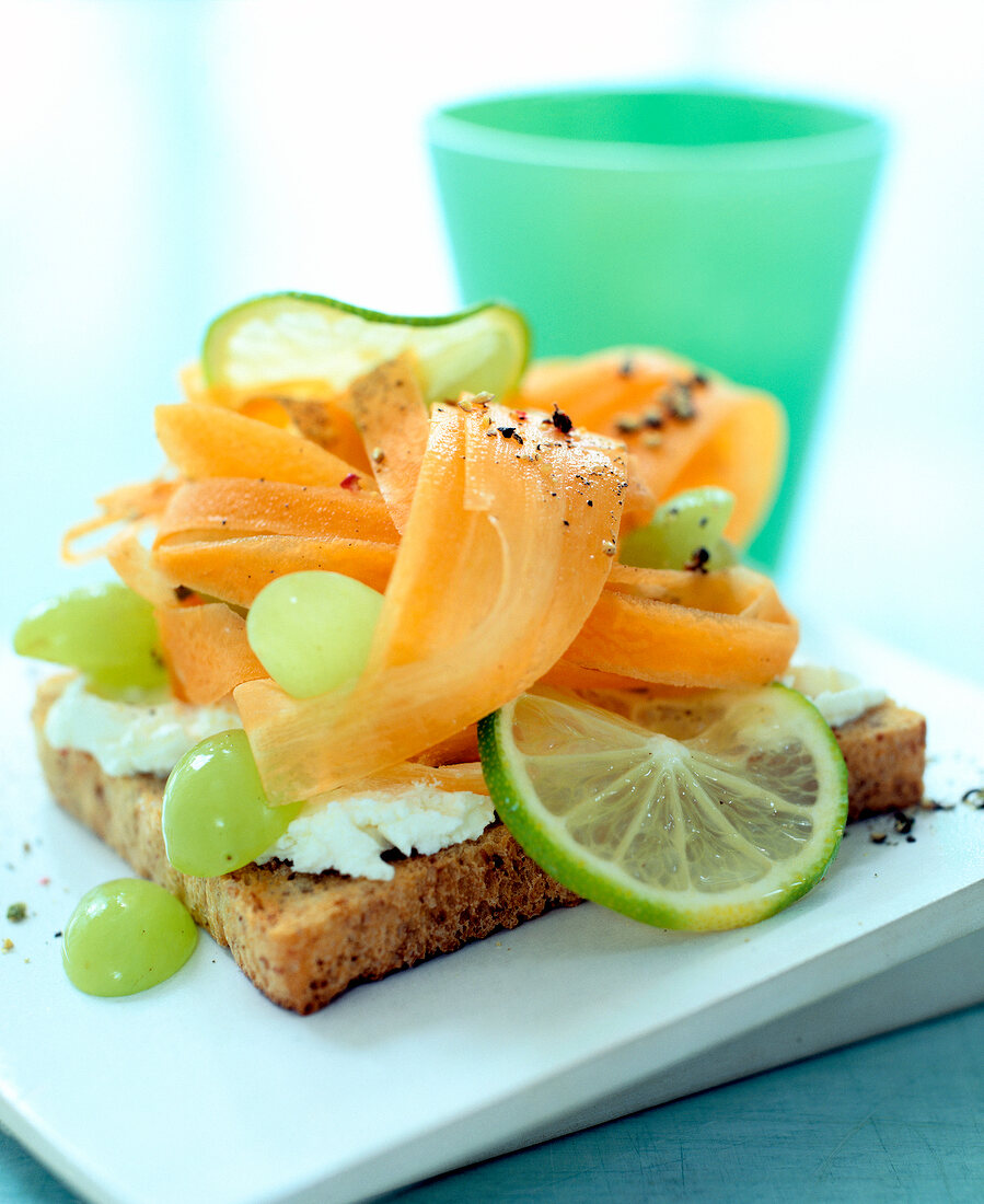 Frischkäse - Toast mit Weintrauben, Möhren und Limette