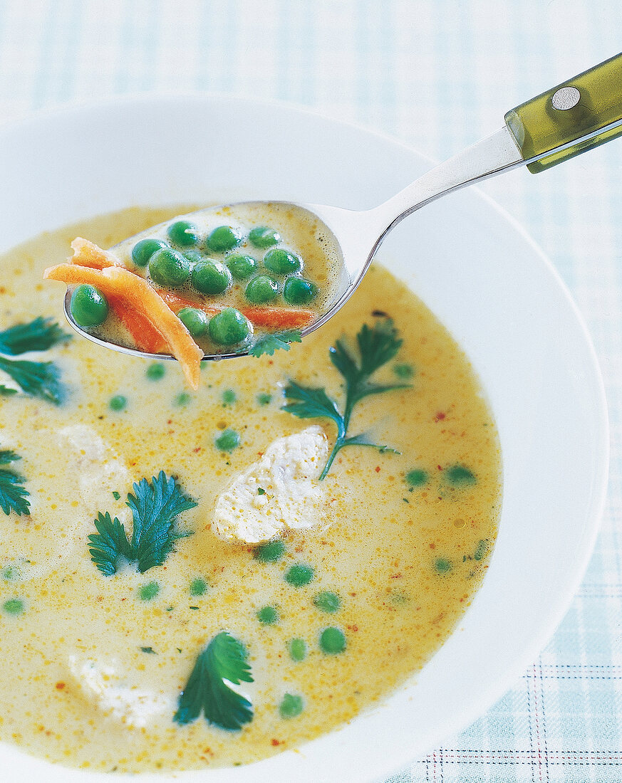 Hühnersuppe mit Kokosmilch, Erbsen und Möhren, würzig