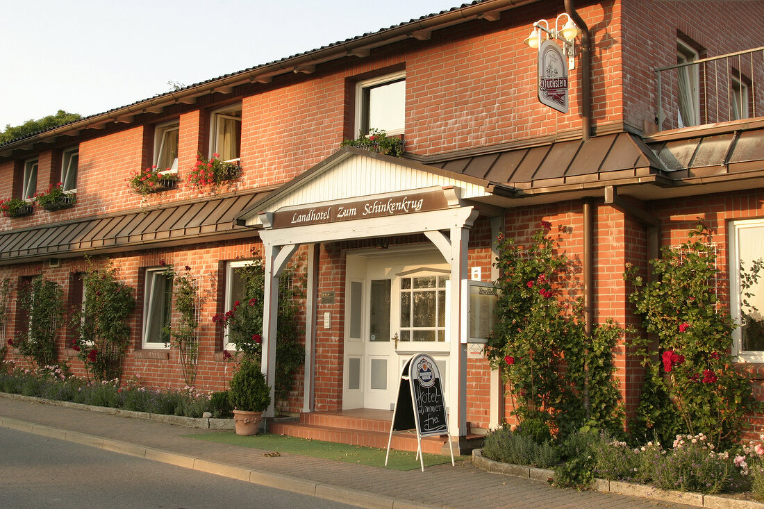 Zum Schinkenkrug-Hotel mit Restaurant in Blunk