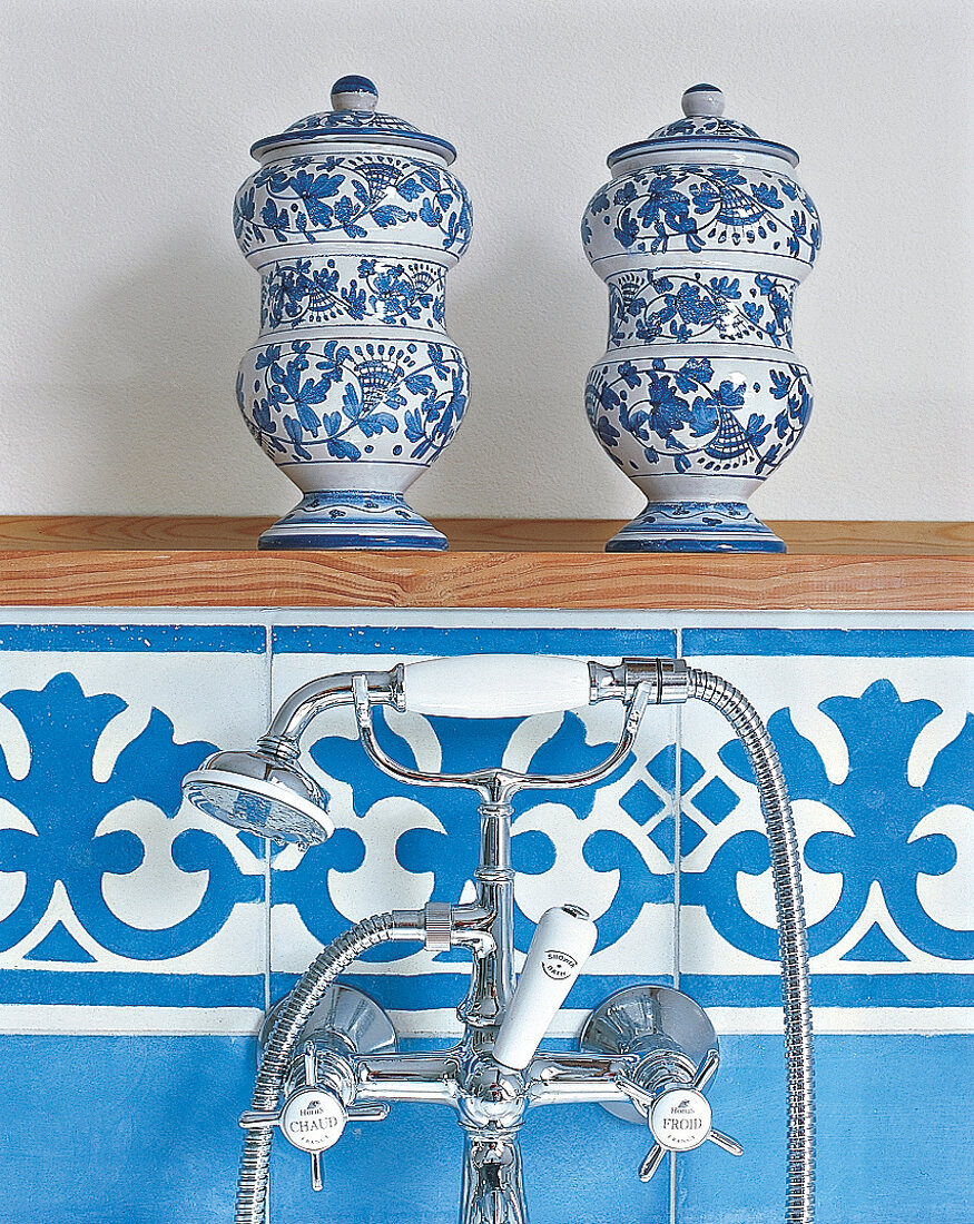 Keramikgefäße mit blau - weißem Blumendekor  blau - weiße Kacheln