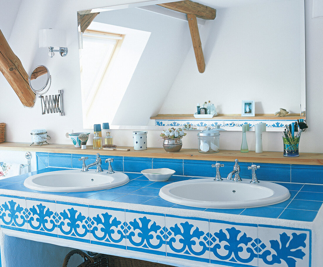 Badezimmer in Blau - Weiß 