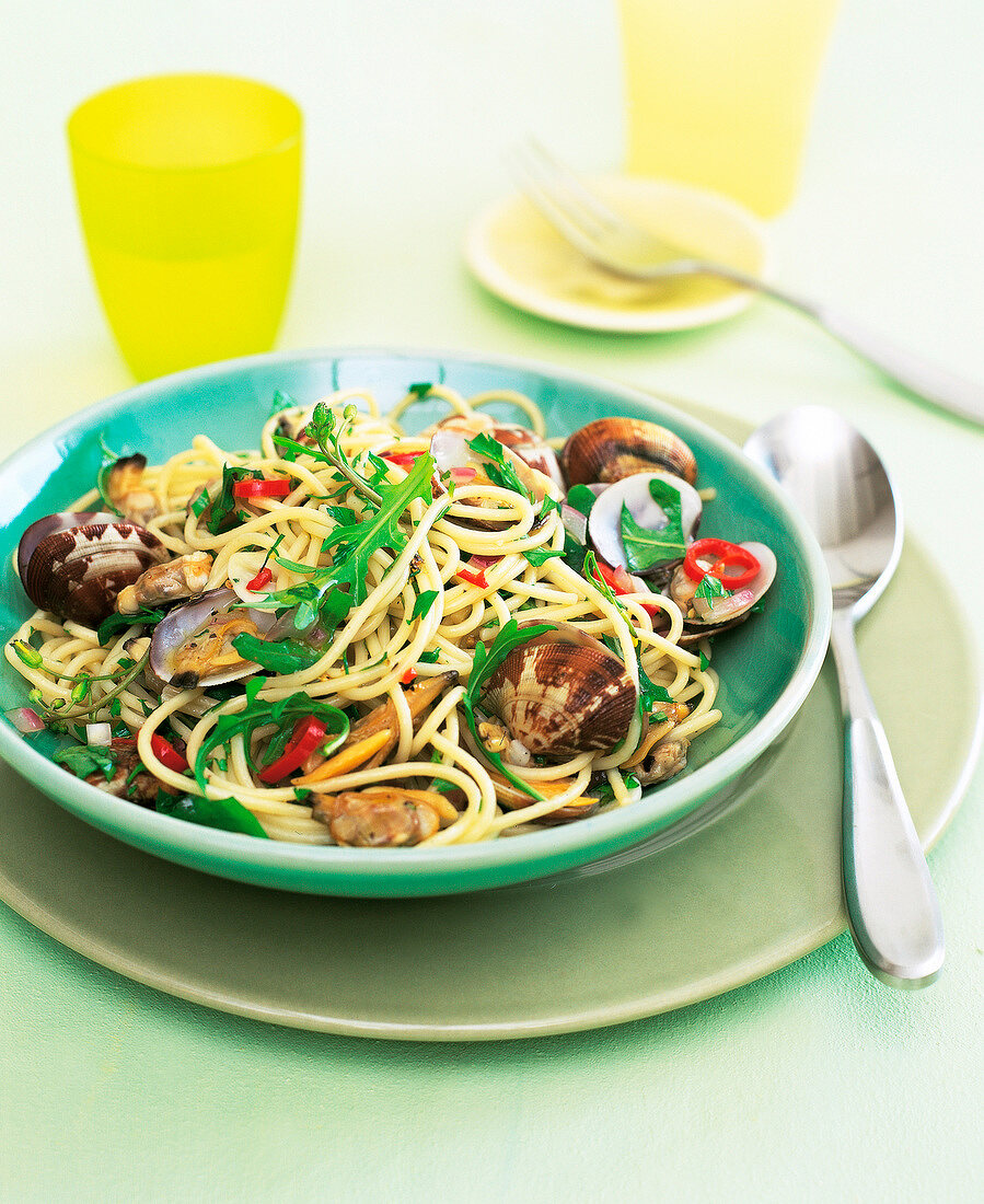 Spaghetti pasta with clams and fresh rockets in bowl