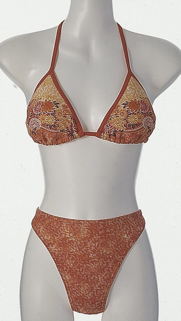 Bikini mit gemustertem Oberteil 