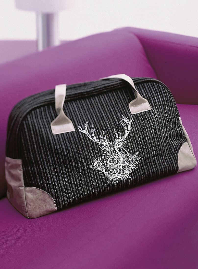 Reisetasche aus Schurwolle bestickt mit einem Elch