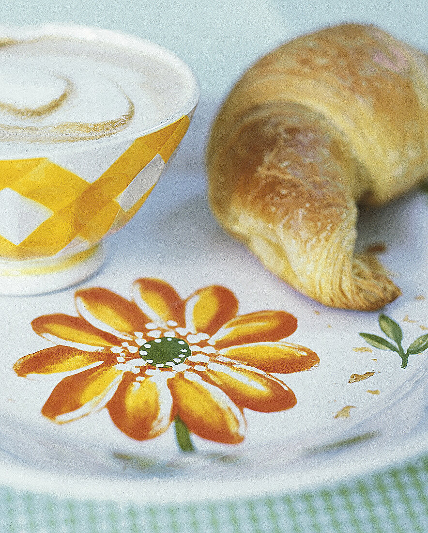 Frühstücksteller bemalt mit einer Blüte