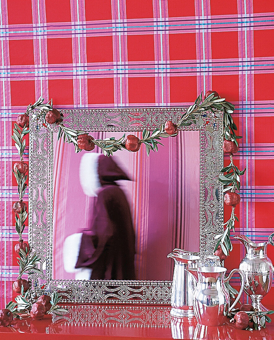 Apfel-Girlande über Spiegel mit Weihnachtsmann