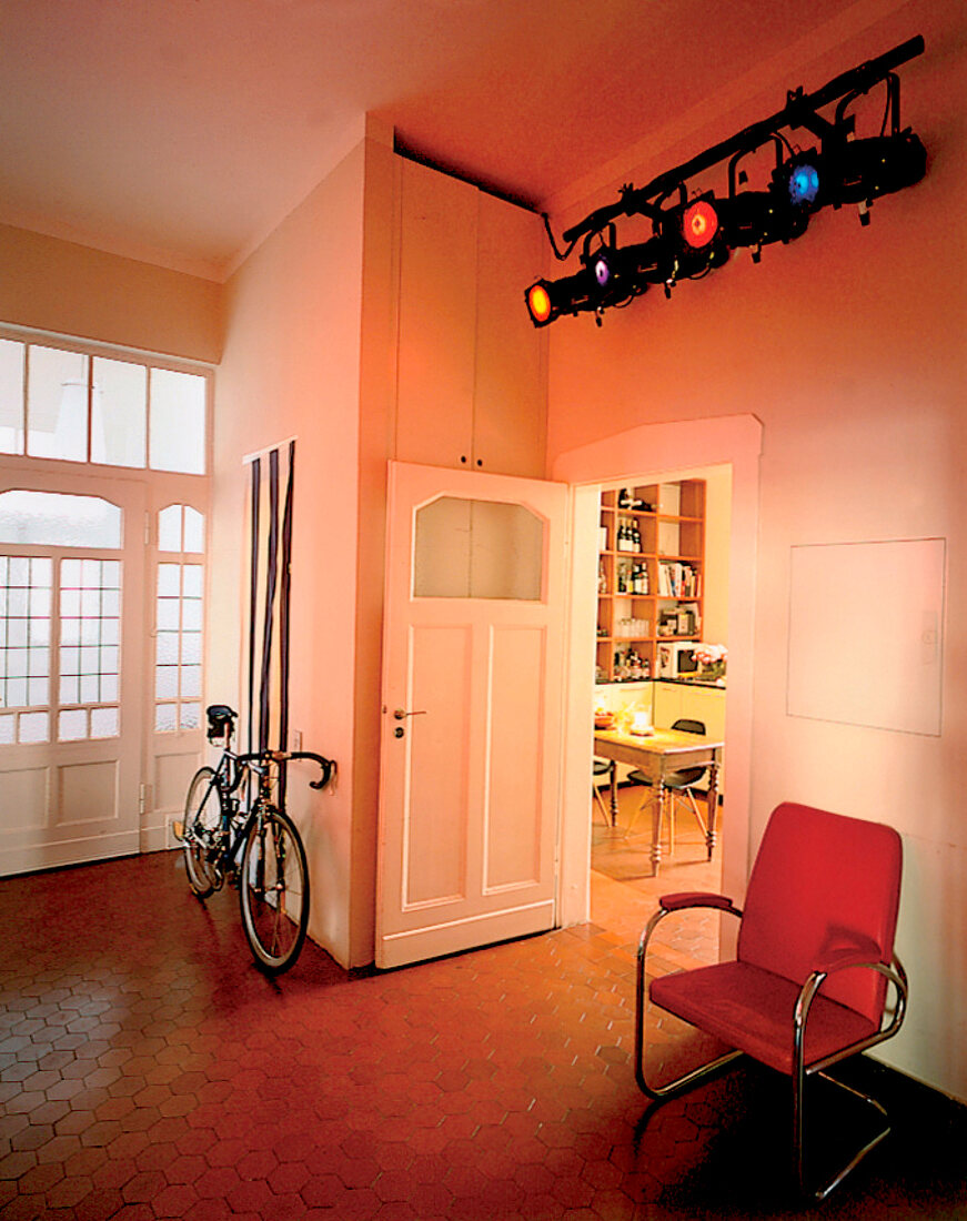Altbauwohnung, Flur, Fahrrad, Stuhl, Beleuchtung rosa, durch Projektoren